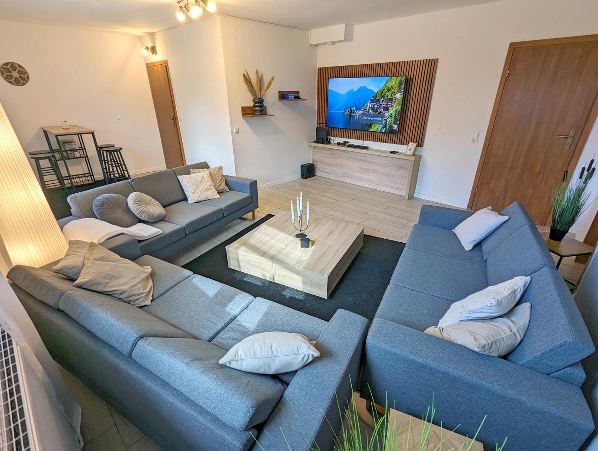 Bestime - 5 Schlafzimmer, Wohnzimmer, Kueche, Waschtrockner, Terrasse, Smart-tvs, Netflix, Tischfussball Appartement *
